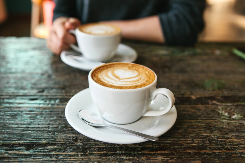 Baumann im Café